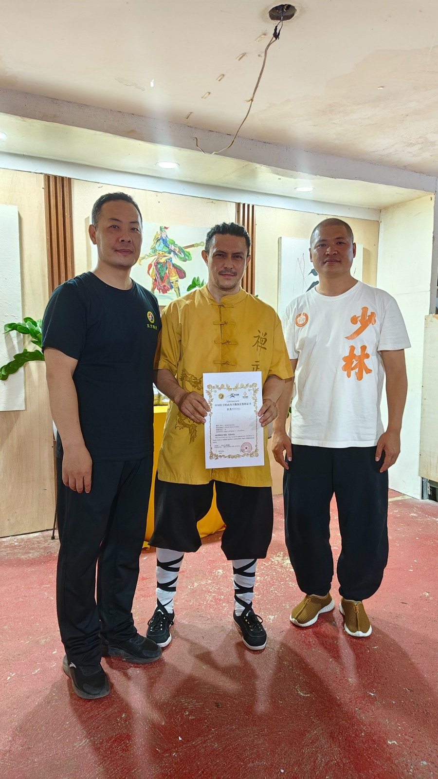 Entrega del certificado de instructor en Medellín