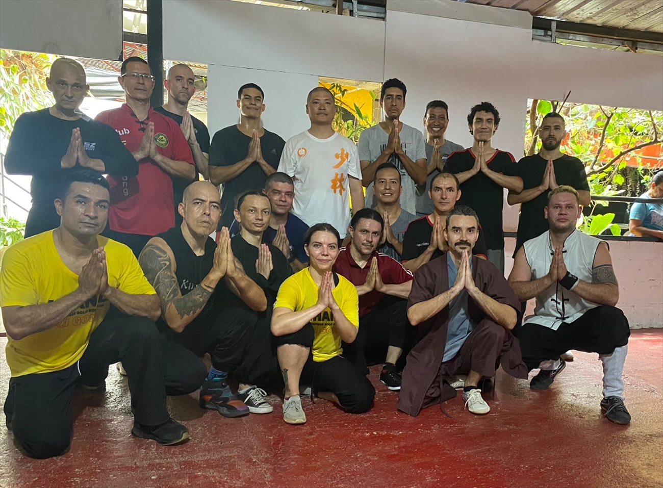 Alumnos de kung fu shaolin de XIHU saludando con las manos juntas