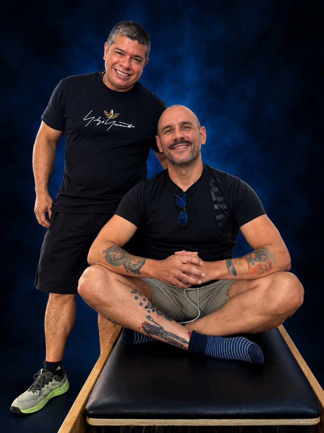 Alfonso LeónGómez Navas con otro instructor del equipo de Pilates de XIHU