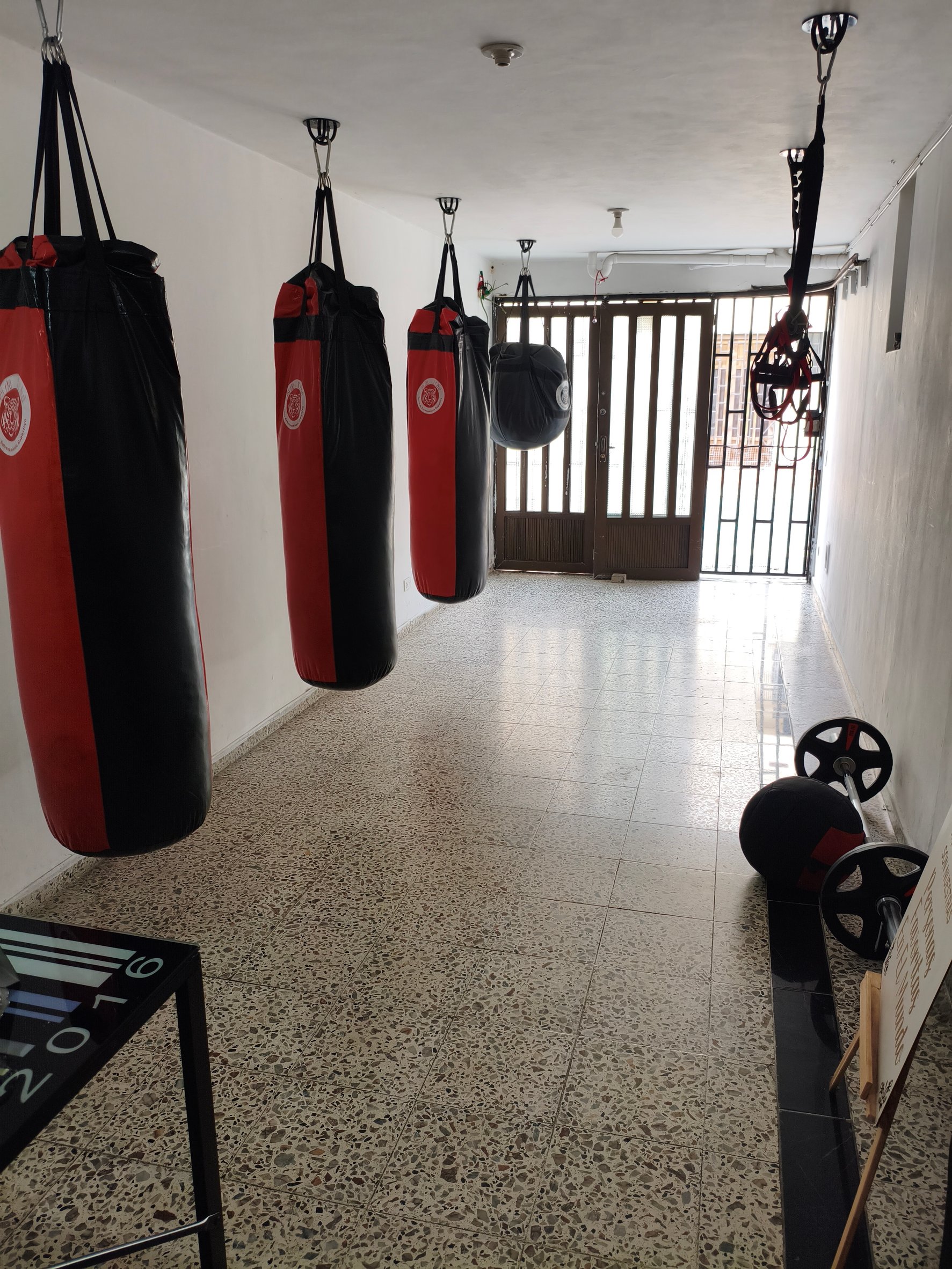 Zona de sacos de golpeo y pesas en XIHU