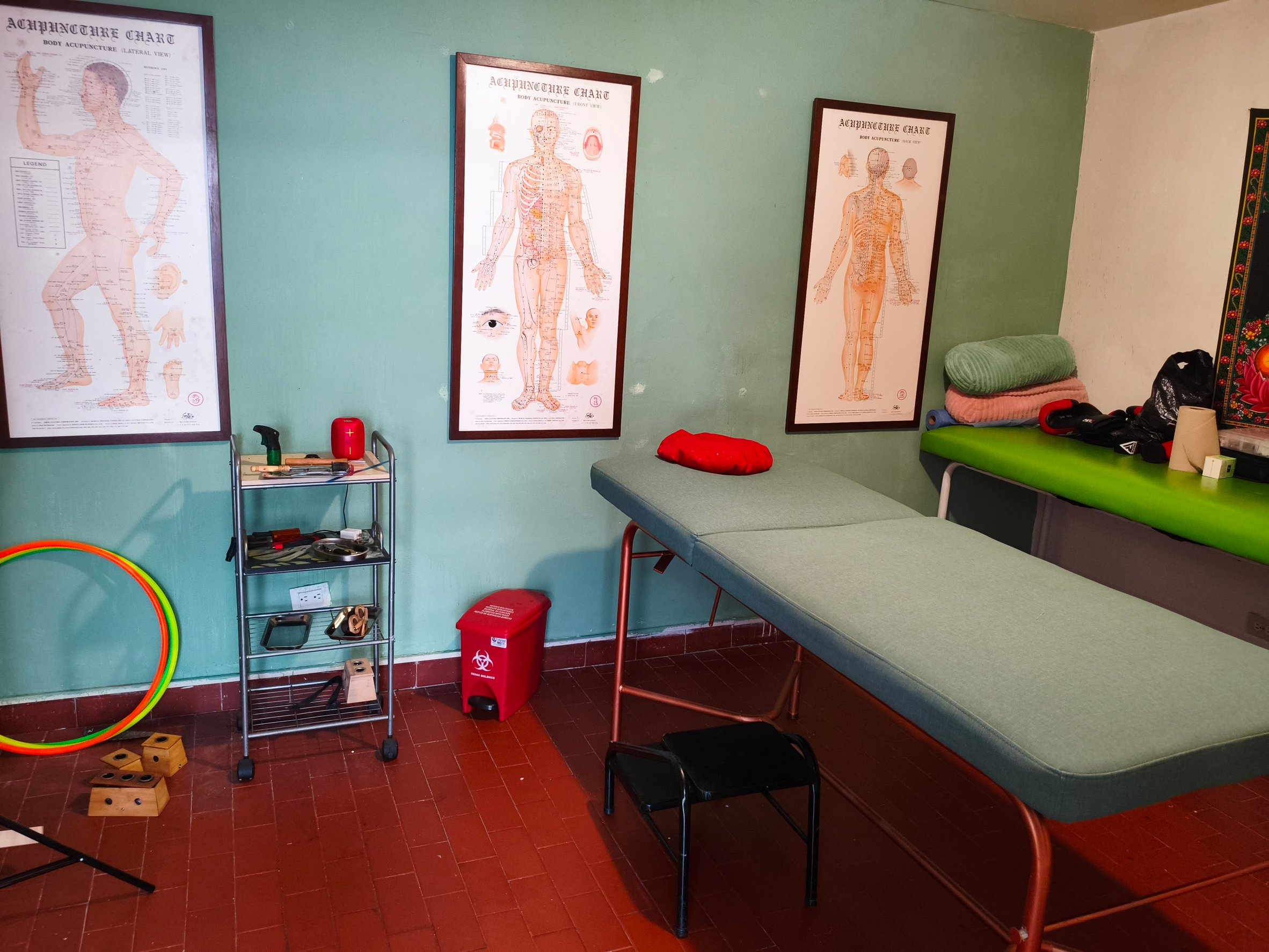 Sala de terapias de medicina china en XIHU: camilla, láminas de acupuntura y material esterilizado